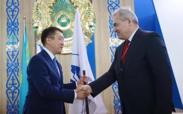 Флаг Международной Менделеевской олимпиады школьников по химии передан Казахстану