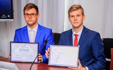 Вручены первые в 2019 году стипендиальные сертификаты Фонда Андрея Мельниченко