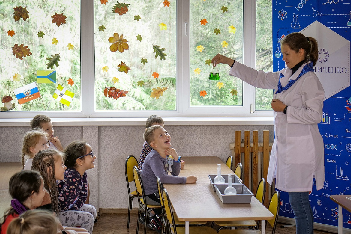 Фонд Андрея Мельниченко - Первый урок химии провели для воспитанников детского сада в Невинномысске