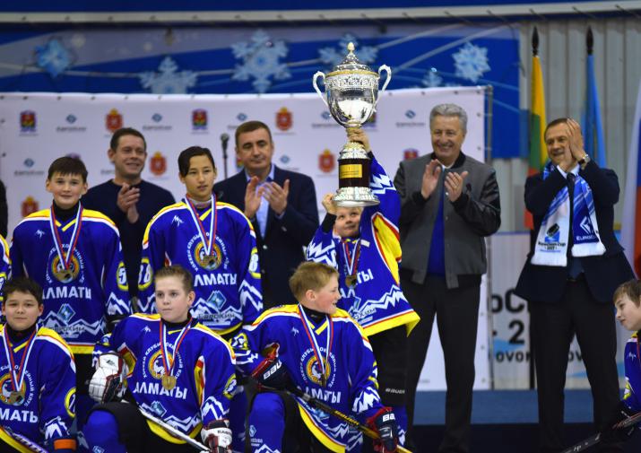 Фонд Андрея Мельниченко - Фонд Андрея Мельниченко выбрал лучших хоккеистов на EuroChem Cup 2017