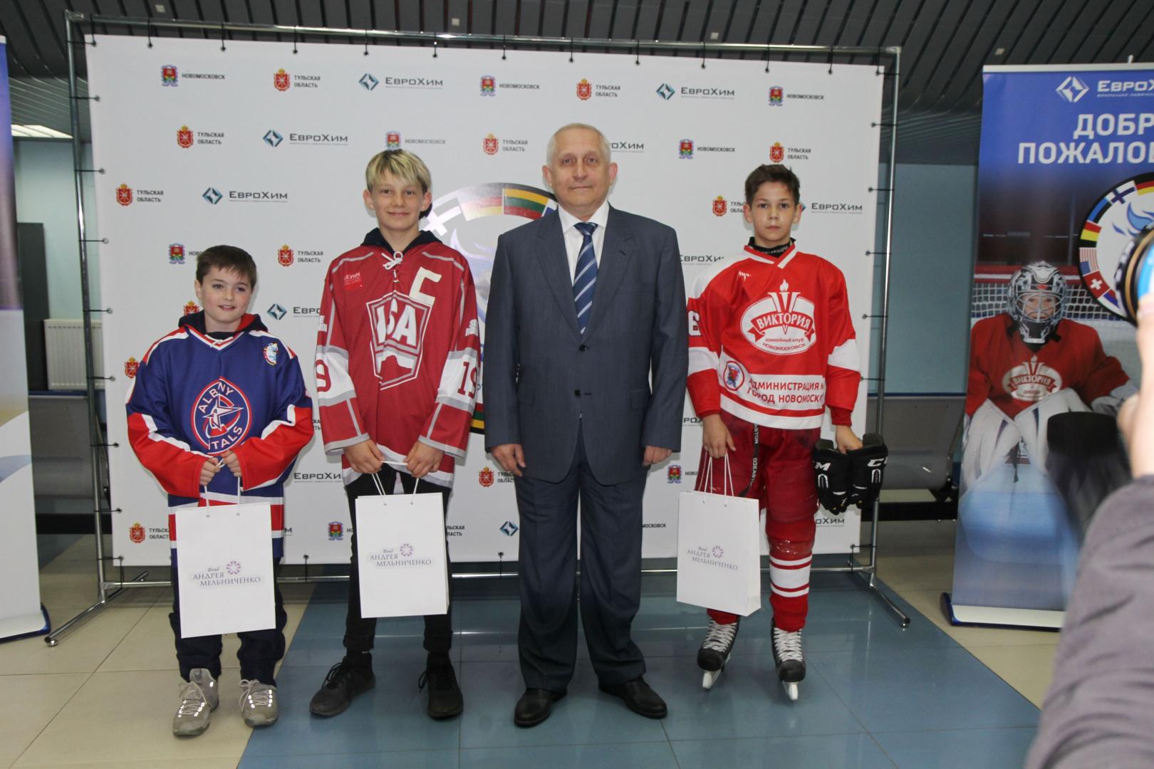 Фонд Андрея Мельниченко - Призы Фонда Андрея Мельниченко были вручены юным хоккеистам на EuroChem Cup 2018